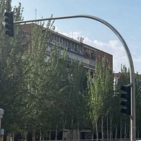 No hay ningún semáforo con cuarta luz blanca en Madrid. Es la luz ámbar de desvío del túnel de Plaza Castilla