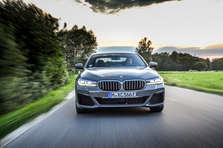 El BMW 545e xDrive es el Serie 5 más potente: un coche híbrido enchufable de 394 CV y etiqueta CERO desde 79.700 euros