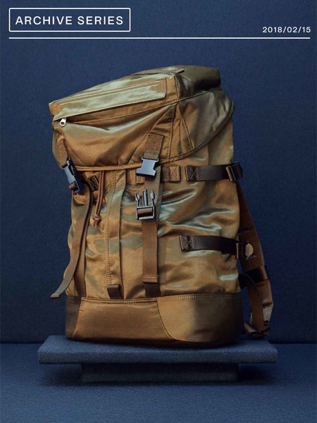 Listas para donde vayas: las bolsas y mochilas de Arket adoptan un estilo militar para la primavera