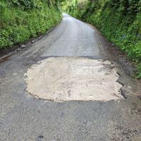 Tapan un bache porque el gobierno no lo hacía, y ahora las autoridades los buscan para multarlos