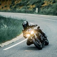 Javier Andrés, especialista en pilotaje de motos: "La postura es fundamental. No se trata solo de agarrarse al manillar" 