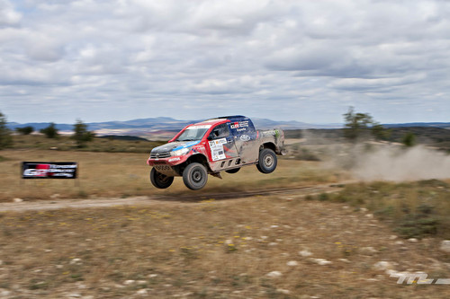 Volamos bajo con Nani Roma en su Toyota Hilux: cuando el tiempo se detuvo hasta chocar y mascar polvo