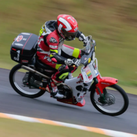 En Japón han creado un MotoGP de repartidores en scooter tocando rodilla. Y mola mucho