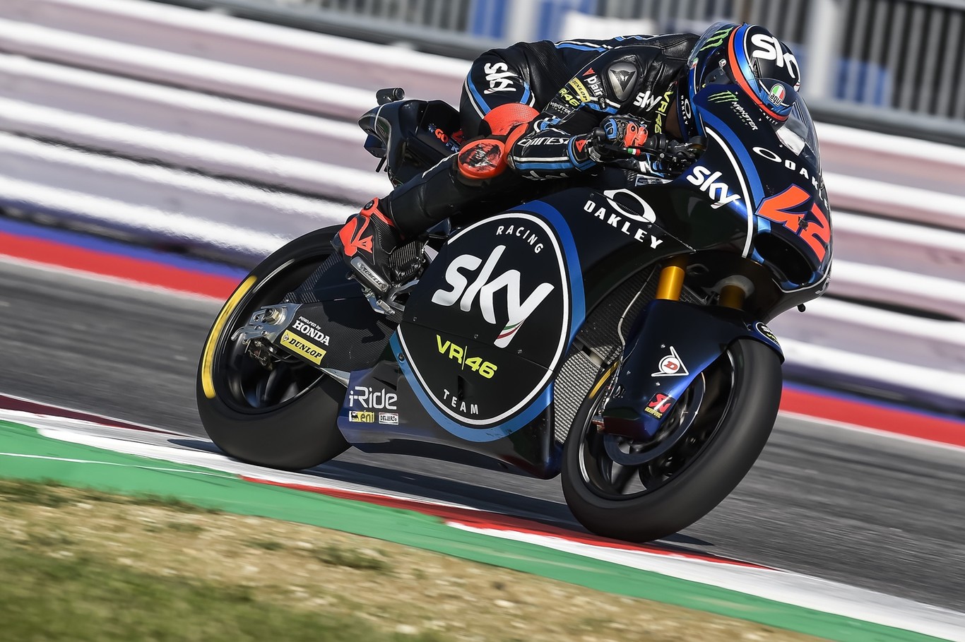 Pecco Bagnaia no da opción a Oliveira dominando la carrera de Moto2 de principio a fin