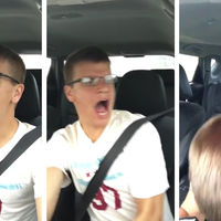 Este breve vídeo nos cuenta por qué no es buena idea conducir como si tal cosa cuando llueve a mares