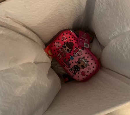 La lección de una madre a su hija al tirar el estuche que le regaló a la basura: una bolsa de plástico para sus lápices