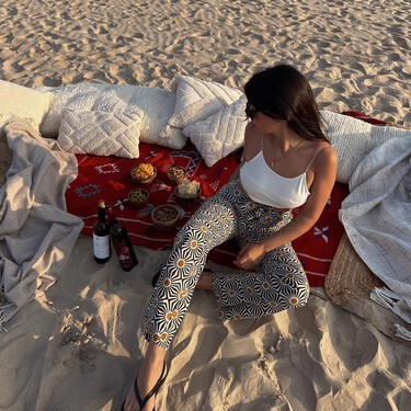 El pantalón más vendido en Cortefiel es también el más fresquito, no marca nada y está de oferta con las rebajas de verano