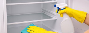 Así limpian la nevera los profesionales para eliminar las bacterias peligrosas: prepárala antes de las fiestas 