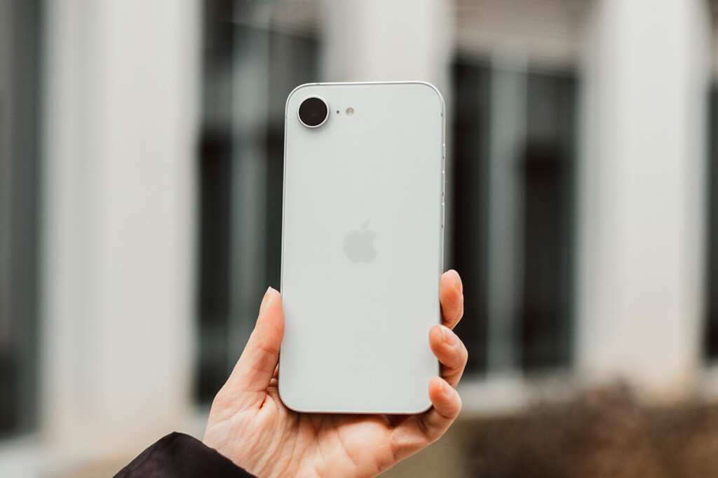 El iPhone “económico” ya no se hace de rogar: el iPhone 16e ha marcado un camino que Apple repetirá en 2026, según Gurman 