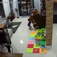 El angustiante momento en el que un niño se salva de ser aplastado por una cajonera: ancla tus muebles 