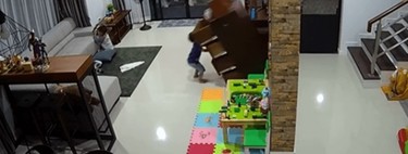 El angustiante momento en el que un niño se salva de ser aplastado por una cajonera: ancla tus muebles 