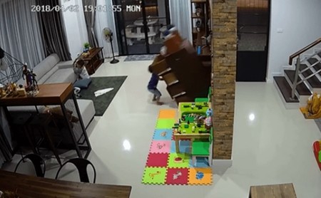 El angustiante momento en el que un niño se salva de ser aplastado por una cajonera: ancla tus muebles
