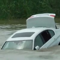 ¿Qué haces cuando recibes el BMW que no querías de regalo? ¡Lo avientas al río!