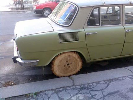 Coche con ruedas de madera
