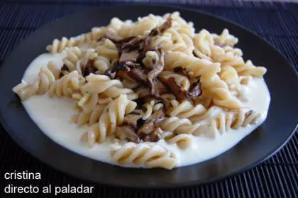 Fusilli con salsa al queso Idiazábal y shiitakes. Receta