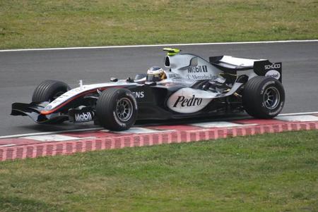 Pedro de la Rosa guarda su único trofeo en la nevera
