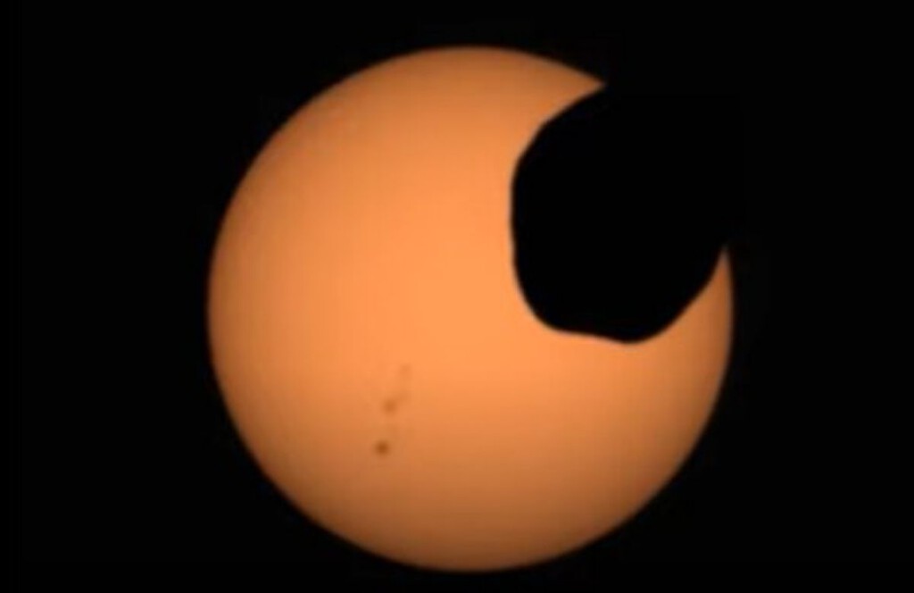 El vídeo más espectacular de una luna cuyo destino es la muerte: Perseverance graba un eclipse de sol desde la superficie de Marte