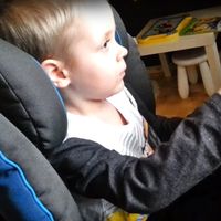 Este niño se llama Alex, tiene 3 años y si te picas con él te dará una paliza