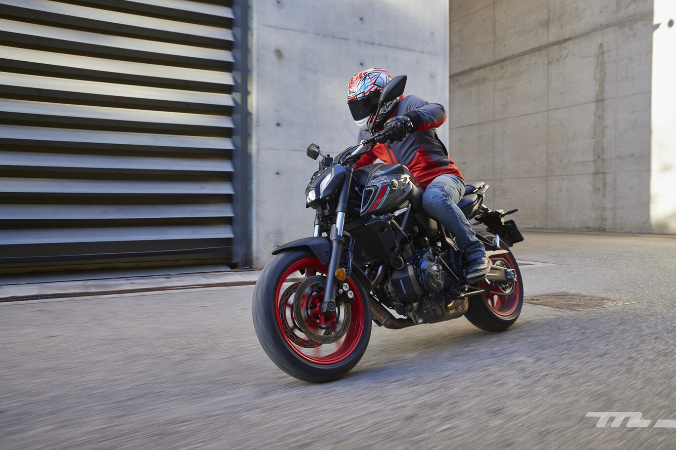 Probamos la Yamaha MT-07: una equilibrada moto naked para el carnet A2 que acierta con el (controvertido) cambio estético
