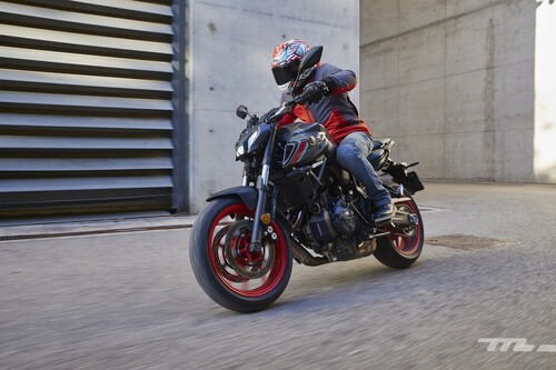 Probamos la Yamaha MT-07: una equilibrada moto naked para el carnet A2 que acierta con el (controvertido) cambio estético