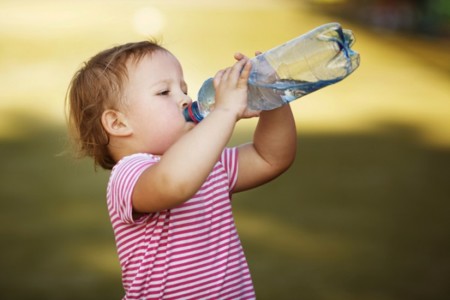 ¿Beben tus hijos todo el agua que necesitan?
