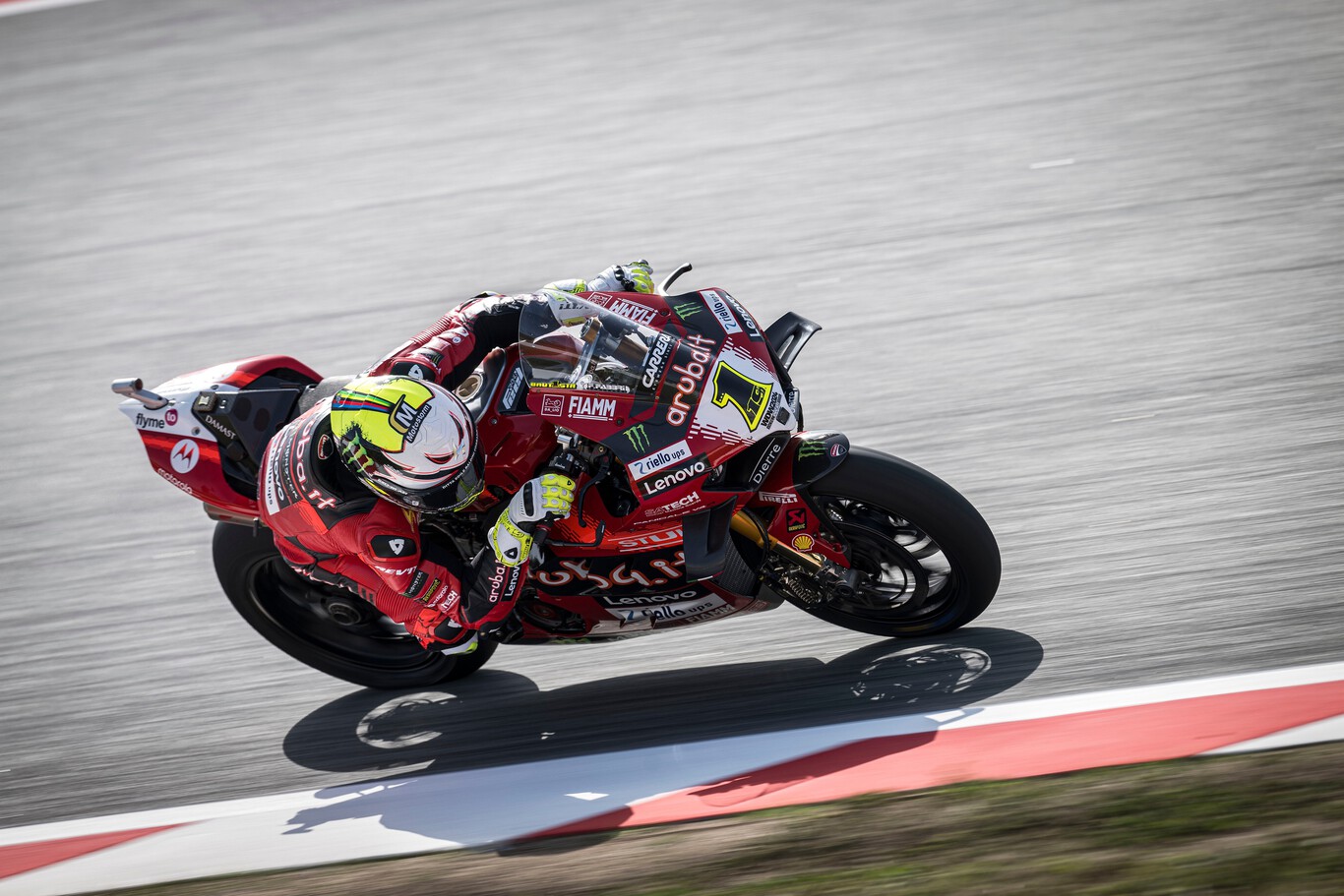 A Álvaro Bautista no hay quien lo lastre: primera victoria de la temporada y doblete de Ducati en Barcelona 