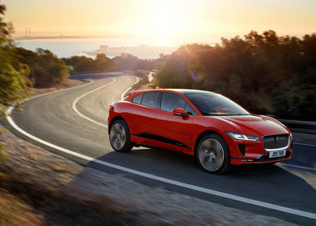 Video: ¡Arrancón eléctrico! Jaguar I-Pace vs. Tesla Model S 75D