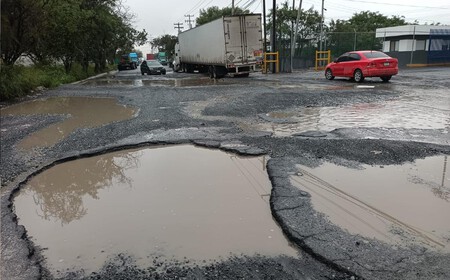Reportan Baches Bulevar Julian Trevino