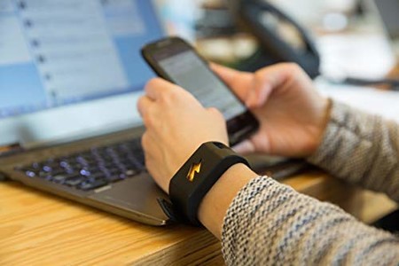 Operación bikini (o bañador) en Amazon: esta pulsera te dará descargas eléctricas si te saltas la dieta
