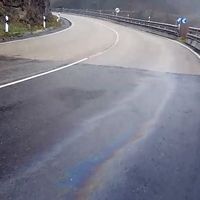 Esta es la peligrosa realidad de conducir por Pajares: un vídeo muestra vertidos de gasóleo en la calzada 