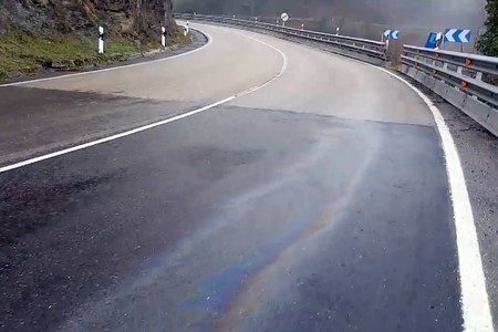 Esta es la peligrosa realidad de conducir por Pajares: un vídeo muestra vertidos de gasóleo en la calzada