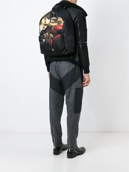 De la expresión en libertad de Riccardo Tisci: mochilas estampadas de Givenchy