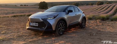 Probamos el Toyota C-HR híbrido enchufable: un rápido y muy cómodo crossover que además gasta poquísimo