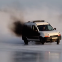 La locura del día lleva un Renault Kangoo, más de 400 hp, hielo y muchas ganas de driftear