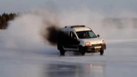 La locura del día lleva un Renault Kangoo, más de 400 hp, hielo y muchas ganas de driftear