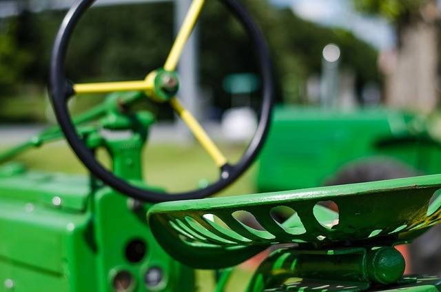 Tractor de color verde.
