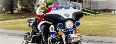 Sorpresa navideña: Un policía en moto se disfraza del Grinch para cazar narcos y hace redadas mazo en mano 