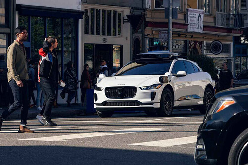 Robotaxíky sľubovali lacnú a rýchlu dopravu bez vodiča, no realita je iná – ceny Waymo sú až o 41 % vyššie než u konkurencie. Prečo sú ľudia ochotní priplácať? 