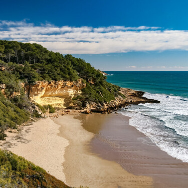 La espectacular cala de aguas cristalinas que se esconde en Tarragona: un remanso de paz entre tanta masificación