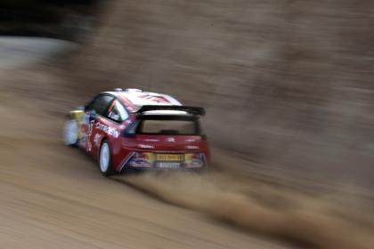 Sébastien Loeb domina y Sordo abandona