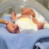 Se buscan "abrazadores" para dar calor humano a bebés prematuros ingresados en cuidados intensivos