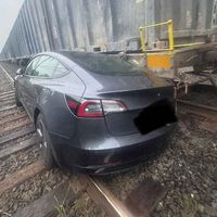Se supone que este fin de semana los robotaxis de Tesla empiezan a llevar pasajeros. Mientras tanto, su Autopilot sigue teniendo accidentes contra trenes