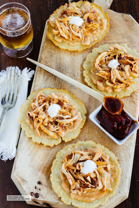 Tostadas de pollo al chipotle. Receta mexicana fácil