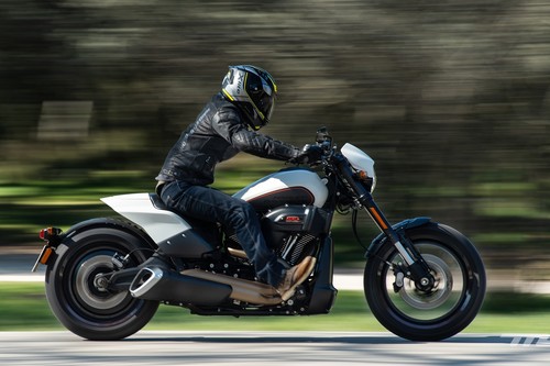 Probamos la Harley-Davidson FXDR 114: una descomunal moto con alma dragster y sed de miradas