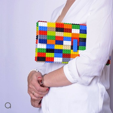 Para todos los gustos y estilos bolsos hechos con piezas de LEGO