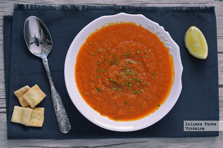 Crema de zanahorias y tomate. Receta saludable