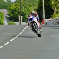 Dos minutos de gloriosa técnica en slow motion: así trabajan suspensiones y neumáticos en el IOMTT