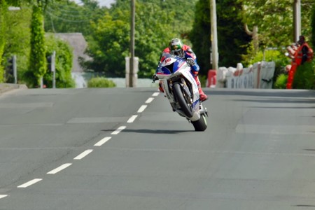 Dos minutos de gloriosa técnica en slow motion: así trabajan suspensiones y neumáticos en el IOMTT