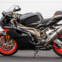 Hace 15 años Aprilia dejó de fabricar su moto más mítica. Ahora va a volver a la vida gracias a los chinos, y podrían correr en Superbikes 