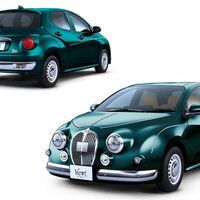 Este coche era un Toyota Yaris híbrido. Una empresa japonesa lo ha transformado en un Jaguar clásico, o en algo parecido